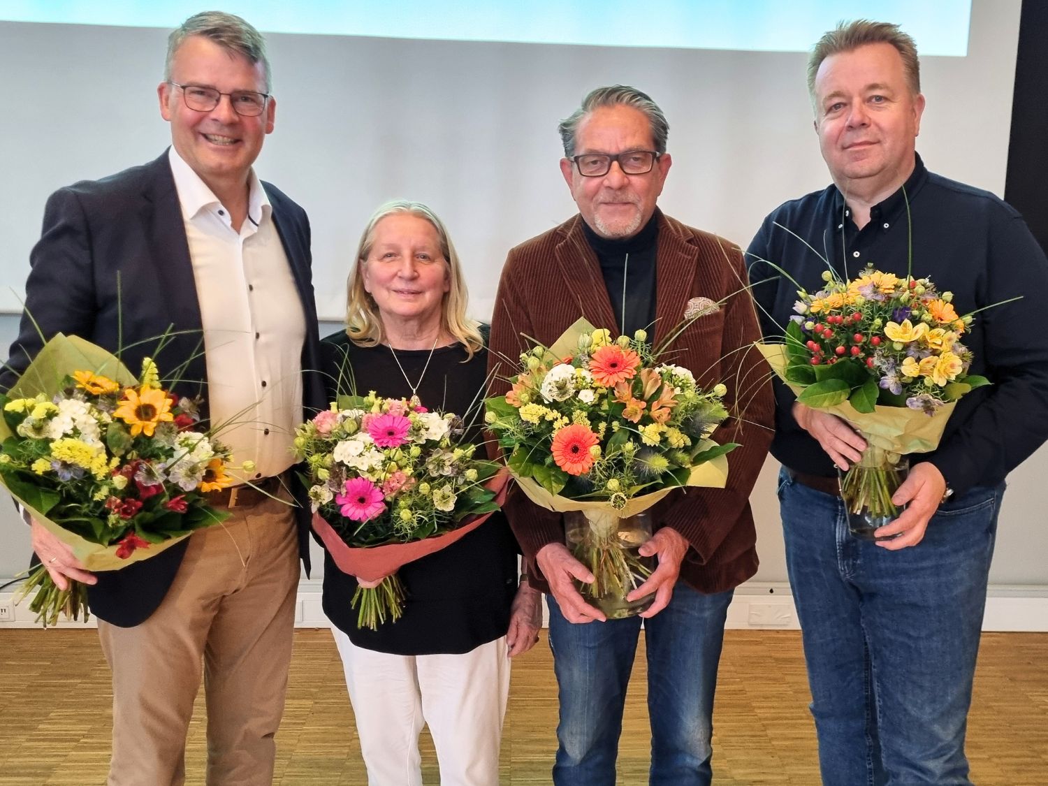 Bezirksvorsitzende Dr. Spöhrer (links) sowie ihre neue Stellvertreterin Dr. Blumenbach danken dem scheidenden Vorsitzenden Rüdiger Quandt.