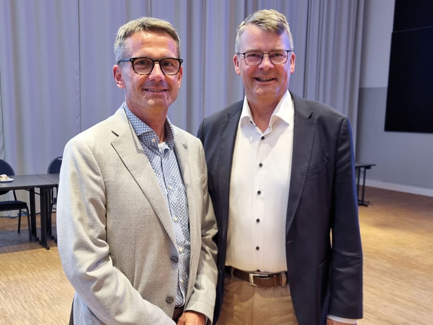 Bezirksvorsitzende Dr. Spöhrer (links) sowie ihre neue Stellvertreterin Dr. Blumenbach danken dem scheidenden Vorsitzenden Rüdiger Quandt.