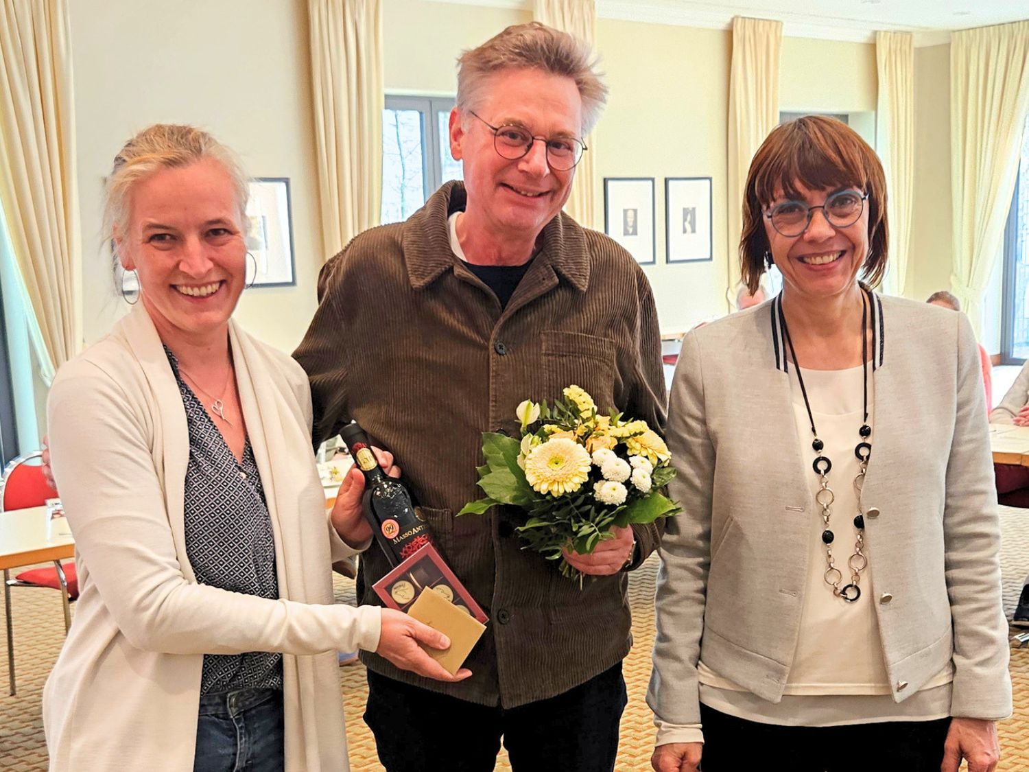 Bezirksvorsitzende Dr. Spöhrer (links) sowie ihre neue Stellvertreterin Dr. Blumenbach danken dem scheidenden Vorsitzenden Rüdiger Quandt.