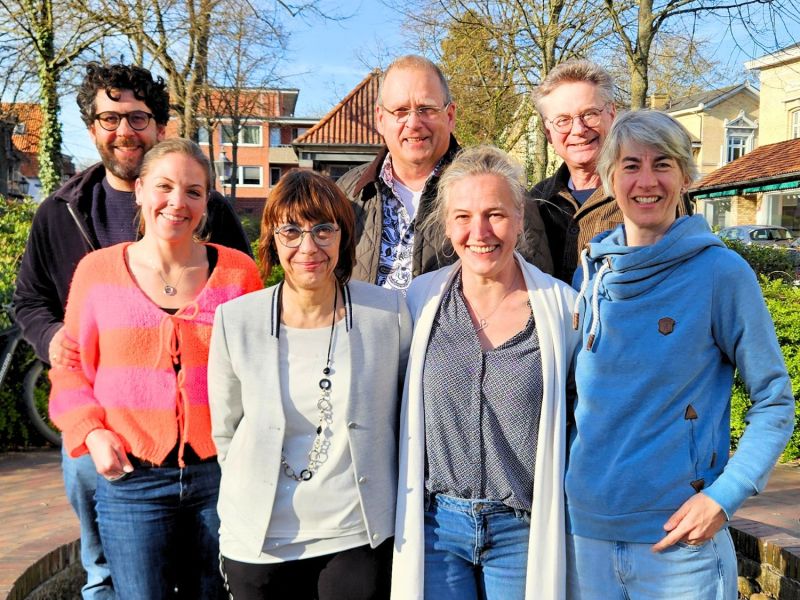 Der neue siebenköpfige Vorstand steht draußen in der Sonne vor dem Tagungshotel.